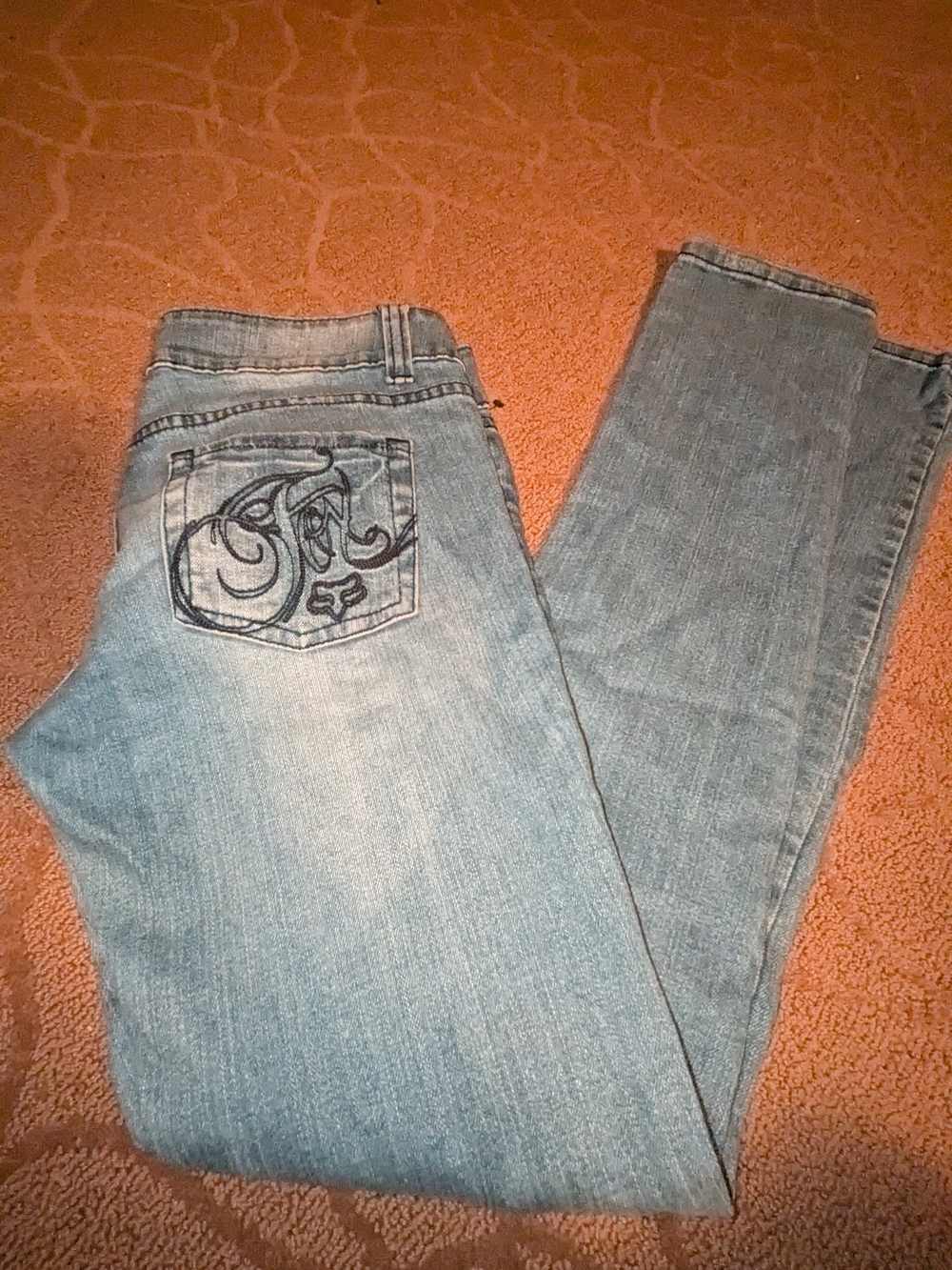 Fox Women's 5 27 SUPER FLATTERING  Skinny Jeans with Embroidered Back Pocket